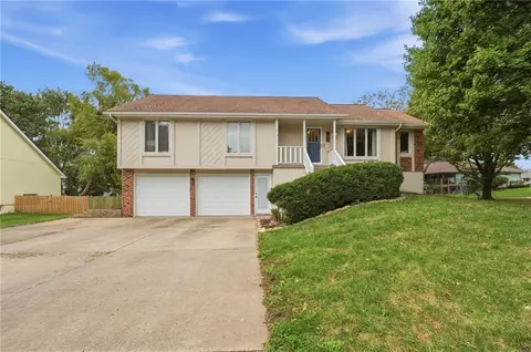 Exterior - 702 Raven St, Raymore, MO 64083 photo 2 of 10