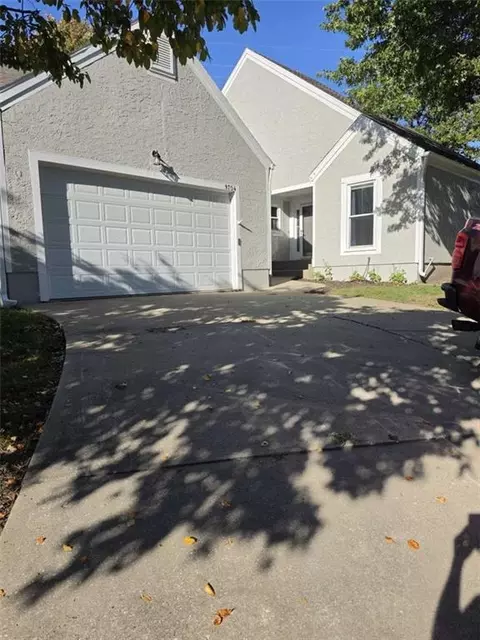 9704 N Locust Dr, Kansas City, MO 64155