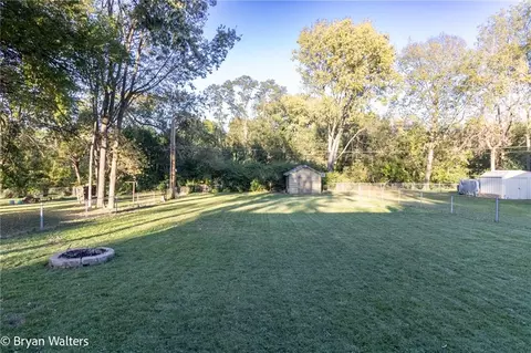 Exterior - 2505 Glen Ln, Independence, MO 64052 photo 7 of 9