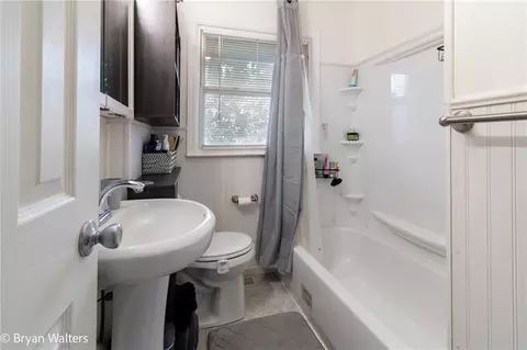 Bath - 2505 Glen Ln, Independence, MO 64052 photo 1 of 2
