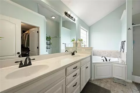 Bath - 1900 Sequoia Dr, Raymore, MO 64083 photo 2 of 4