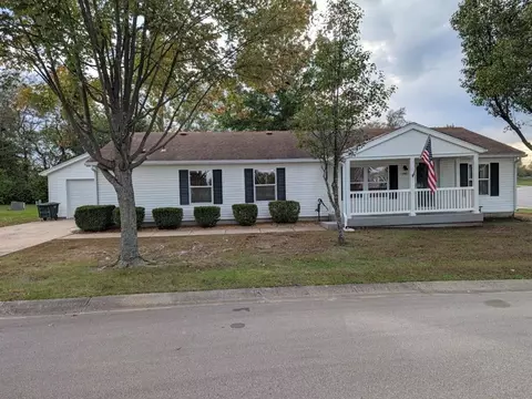 846 NE White Oaks Ln, Oak Grove, MO 64075