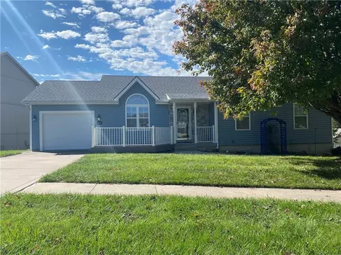 411 Hillcrest St, Lansing, KS 66043