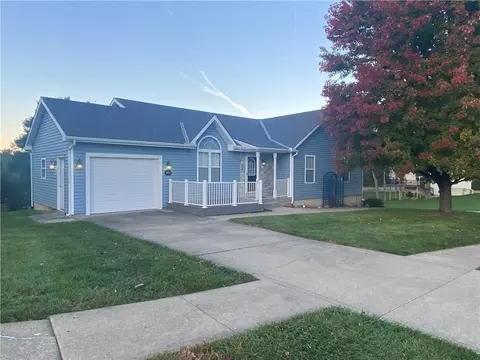 411 Hillcrest St, Lansing, KS 66043