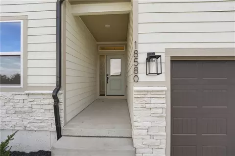18580 W 195th St, Spring Hill, KS 66083