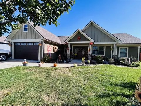 509 SW Russell St, Oak Grove, MO 64075