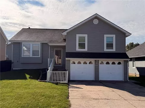 905 Village St, Leavenworth, KS 66048