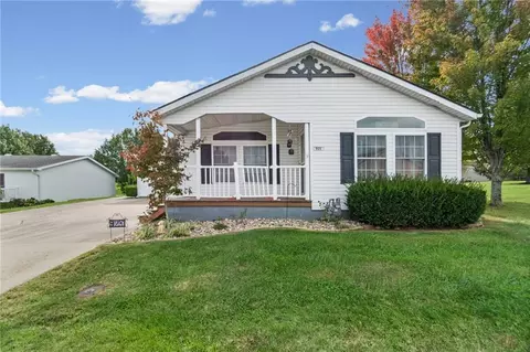 921 NE White Oaks Ln, Oak Grove, MO 64075