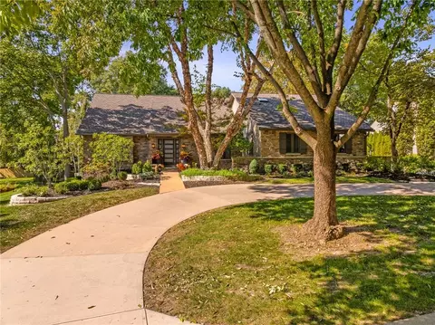 4963 W 88th St, Prairie Village, KS 66207