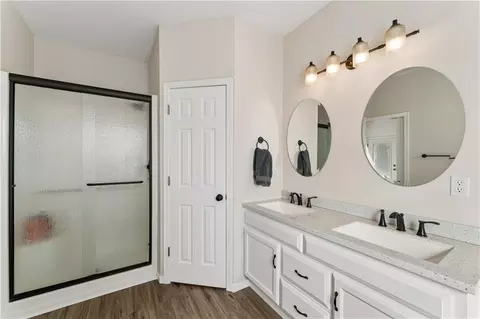 Bath - 5780 Apache Dr, Shawnee, KS 66226 photo 2 of 5