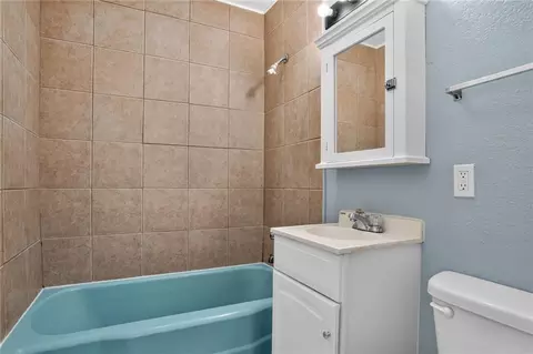 Bath - 6202 E 147th Ter, Grandview, MO 64030 photo 1 of 2