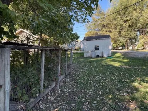 Exterior - 1114 W W 3rd St, Cameron, MO 64429 photo 3 of 4