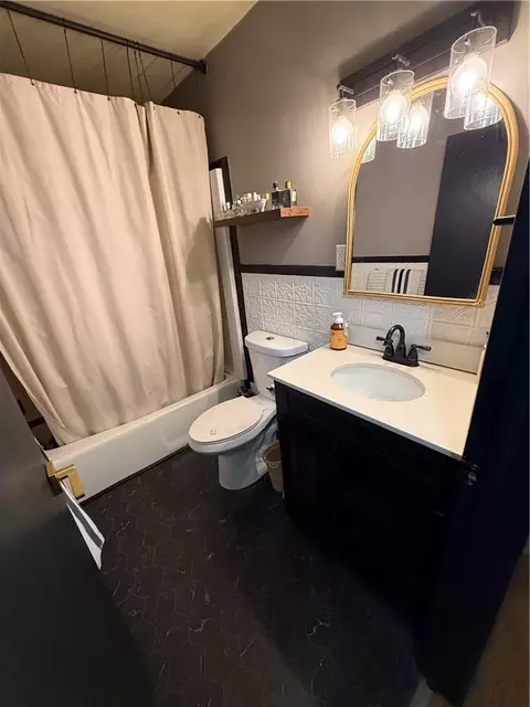 Bath - 116 S Elm St, Stanberry, MO 64489 photo 2 of 3