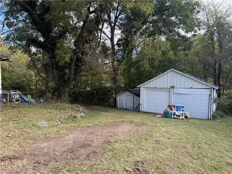 Exterior - 1301 E Mechanic Ave, Independence, MO 64050 photo 3 of 4