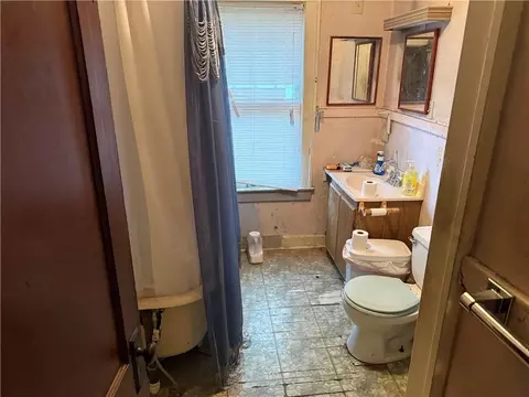 Bath - 1301 E Mechanic Ave, Independence, MO 64050 photo 1 of 1