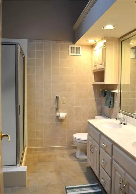 Bath - 3101 NE 63 Ter, Gladstone, MO 64119 photo 2 of 2