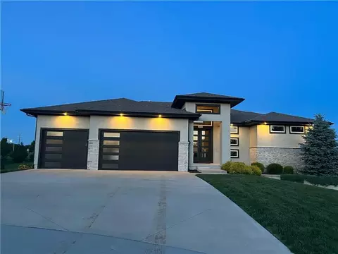 17505 Manor St, Overland Park, KS 66085