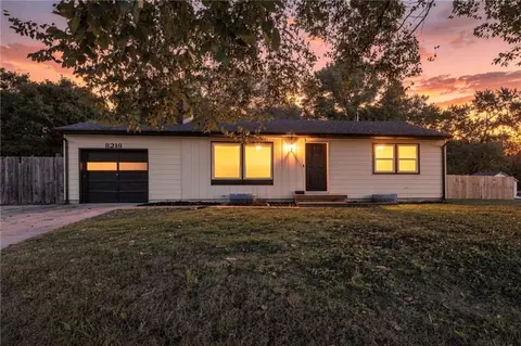 8218 W 87th St, Overland Park, KS 66212