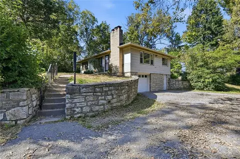 2216 NE 39th Ter, Kansas City, MO 64116
