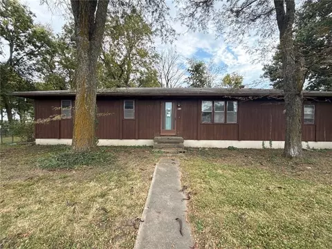 106 S Depot St, Centerview, MO 64019