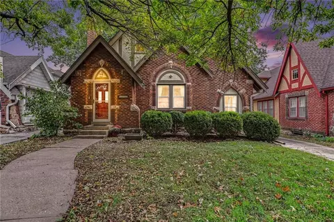 6701 Oak St, Kansas City, MO 64113