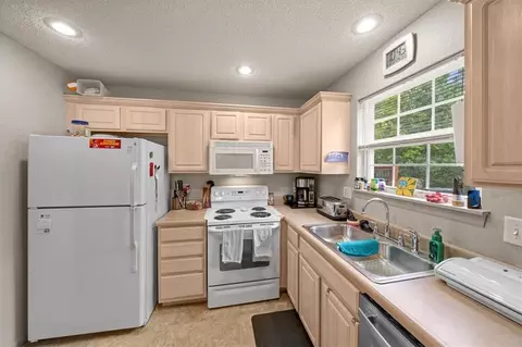 Kitchen - 3568 NE Austin Dr, Lees Summit, MO 64064 photo 2 of 2