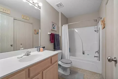 Bath - 3568 NE Austin Dr, Lees Summit, MO 64064 photo 3 of 3