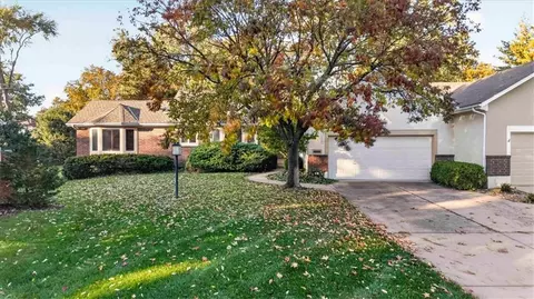 3718 W 79th Ter, Prairie Village, KS 66208