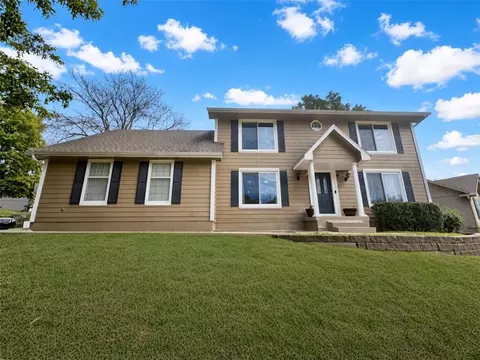 3690 SW Kimstin Cir, Blue Springs, MO 64015