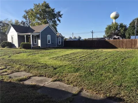 Exterior - 401 E 3rd St, Norborne, MO 64668 photo 1 of 7