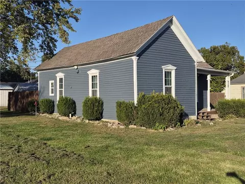 Exterior - 401 E 3rd St, Norborne, MO 64668 photo 2 of 7