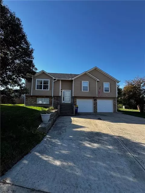 2704 E Hickory Ct, Tonganoxie, KS 66086