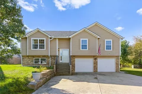 2704 E Hickory Ct, Tonganoxie, KS 66086