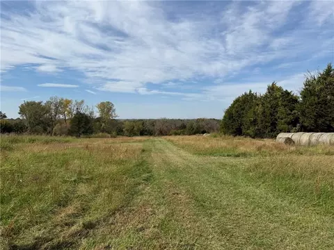 8840 Waverly Rd, De Soto, KS 66218