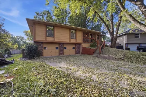 524 NE Stonewall Dr, Blue Springs, MO 64014