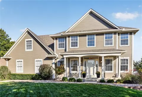 5304 NE Holiday Dr, Lees Summit, MO 64064