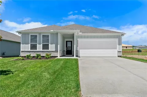 4100 NE Apple Grove Dr, Lees Summit, MO 64064