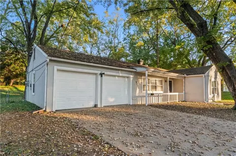 5215 Sterling Ave, Raytown, MO 64133