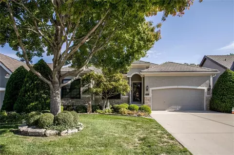 3913 NW Redspire St, Lees Summit, MO 64064