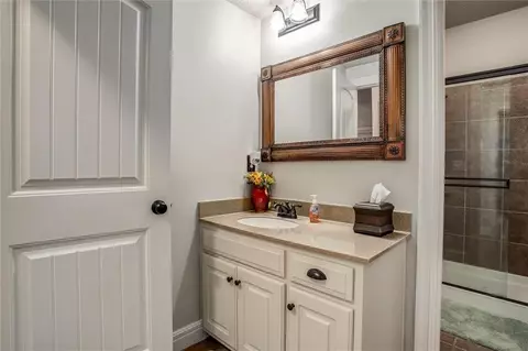 Bath - 3913 NW Redspire St, Lees Summit, MO 64064 photo 3 of 3