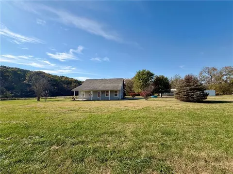 2153 Pierson Ln, Bates City, MO 64011