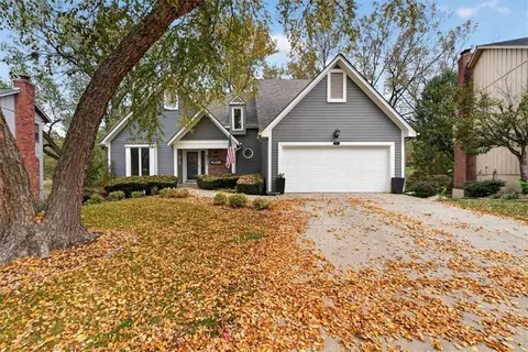 4011 NE Woodridge Dr, Lees Summit, MO 64064