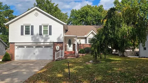 517 NW Beau Cir, Blue Springs, MO 64014