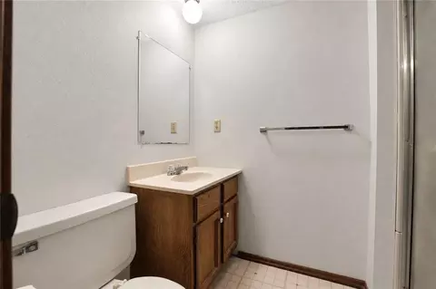 Bath - 112 SE Flagstone Dr, Lees Summit, MO 64063 photo 3 of 3