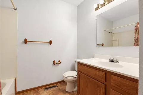 Bath - 112 SE Flagstone Dr, Lees Summit, MO 64063 photo 1 of 3