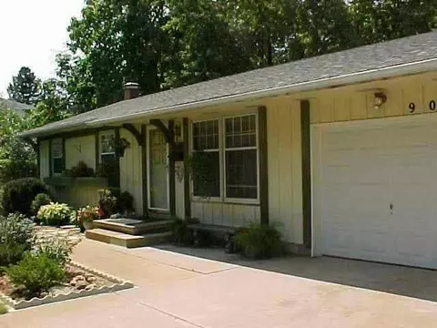 909 Main, Halstead, KS 67056 photo 1