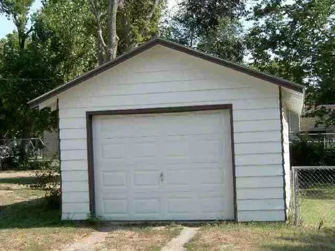 907 E 11th, Winfield, KS 67156 photo 1