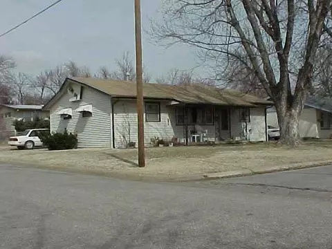 1902 E 14th, Winfield, KS 67156 photo 1