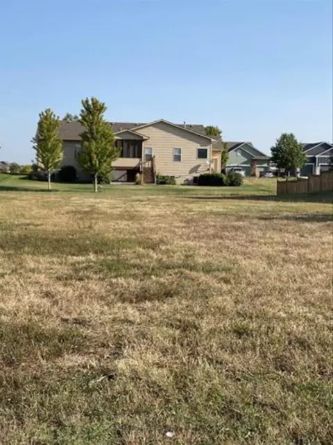 2124 Depot Cir, Newton, KS 67114
