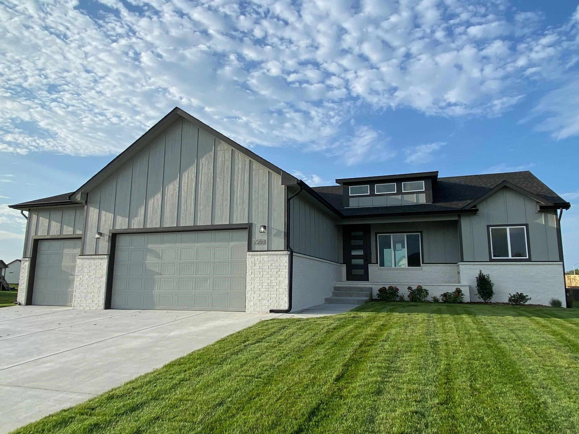 2553 S Willow Oak St  